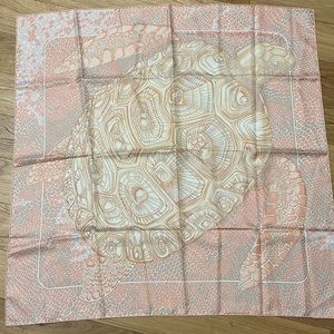 Large Hermes turtle scarf, 34” square, beautiful peach and pink color
